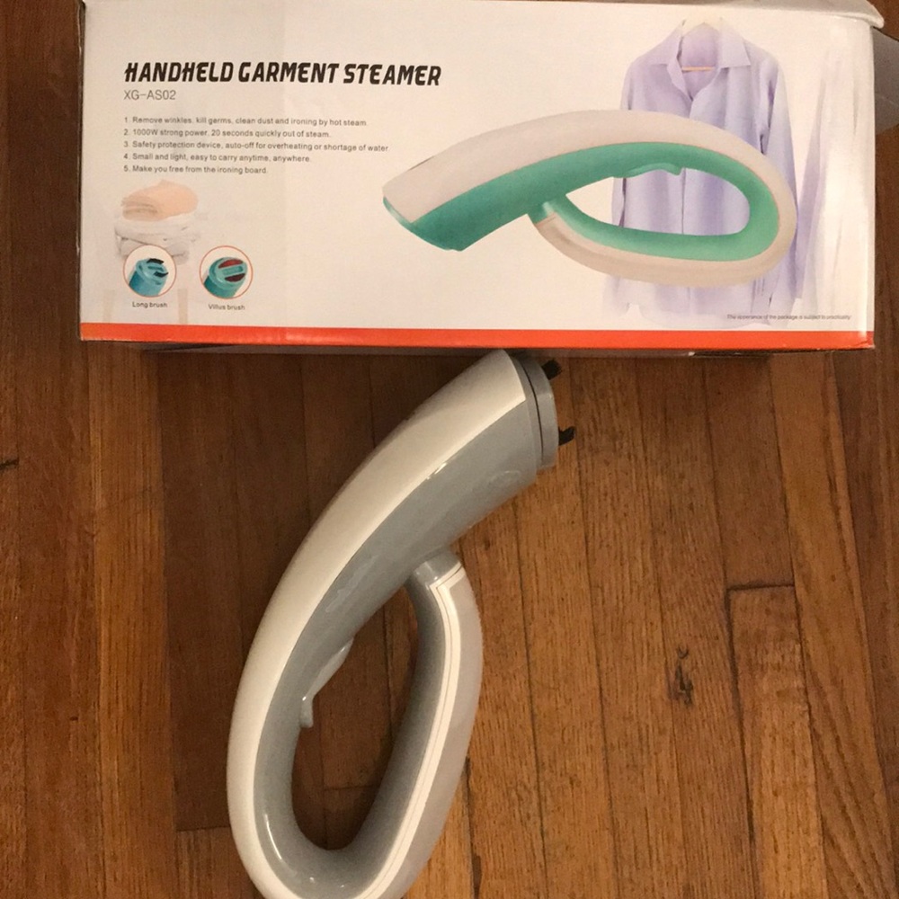 Handheld garment steamer
